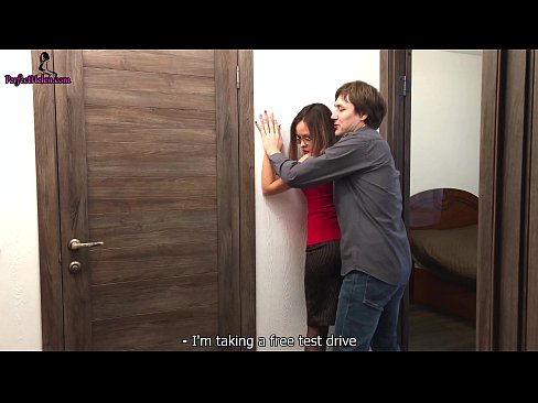 ❤️ Cuireann Realtor Gnéasach a cuid púitsí agus a fucks uirthi féin agus í ag díol a hárasáin - Krempai Super porn ag ga.ttsex.ru ❌